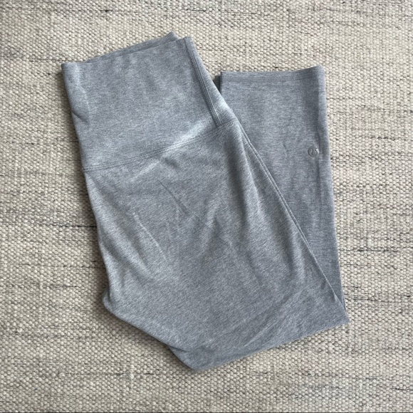 Light grey 3/4 Lululemon leggings - Picture 4 of 4